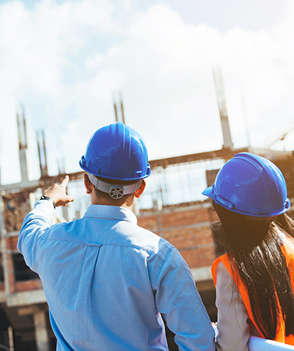 Foto ingenieros inspeccionando construcción